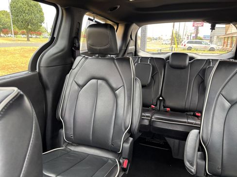 Used 2025 Chrysler Pacifica Limited FWD image 44