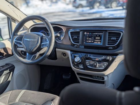 Used 2023 Chrysler Voyager LX image 14
