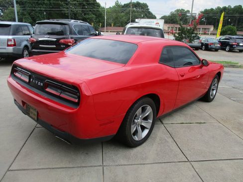 Used 2016 Dodge Challenger SXT image 9