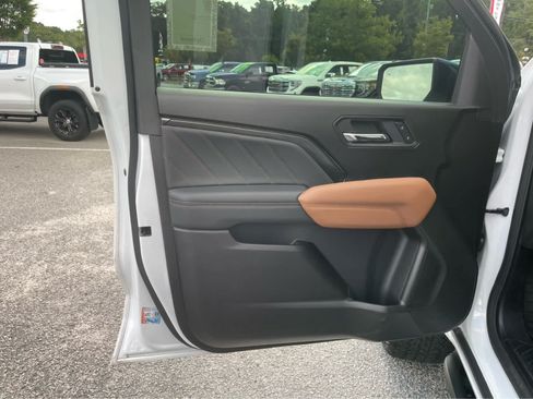 Used 2025 GMC Canyon AT4 w/ Nightfall Edition AWD/4WD image 9