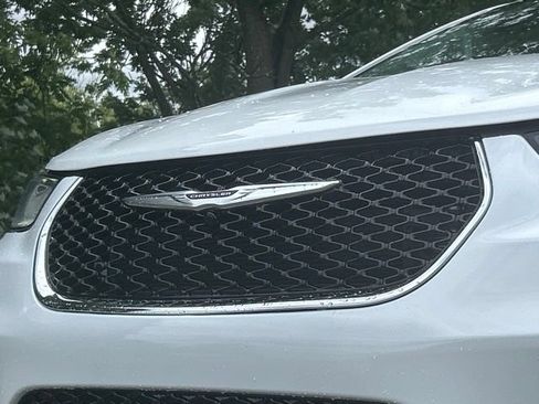 Used 2021 Chrysler Pacifica Touring FWD image 10