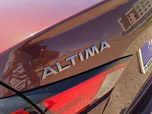 Used 2024 Nissan Altima 2.5 SV FWD image 12
