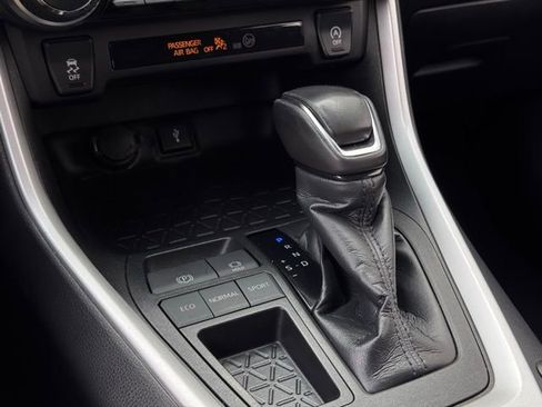 Used 2021 Toyota RAV4 XLE Premium image 22