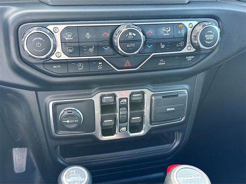 Used 2022 Jeep Gladiator Willys image 17