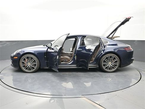 Used 2018 Porsche Panamera 4S image 27