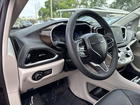 Used 2023 Chrysler Pacifica Limited FWD image 22