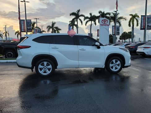 Used 2020 Toyota Highlander LE AWD/4WD image 13