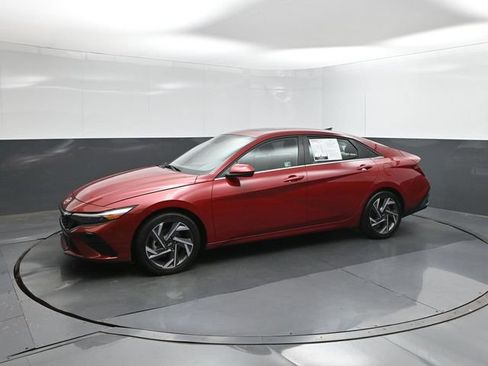 Used 2025 Hyundai Elantra SEL FWD image 28