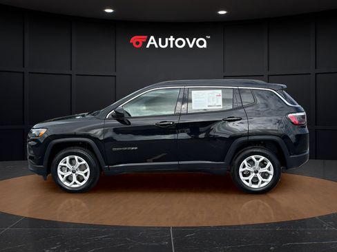 Used 2025 Jeep Compass Latitude AWD/4WD image 2