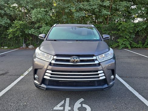 Used 2019 Toyota Highlander XLE AWD/4WD image 3