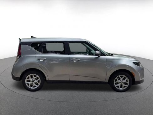 Used 2025 Kia Soul LX w/ LX Technology Package FWD image 16