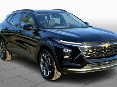 Used 2025 Chevrolet Trax LT w/ LT Convenience Package image 3