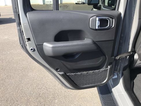 Used 2022 Jeep Wrangler Unlimited Sahara AWD/4WD image 12