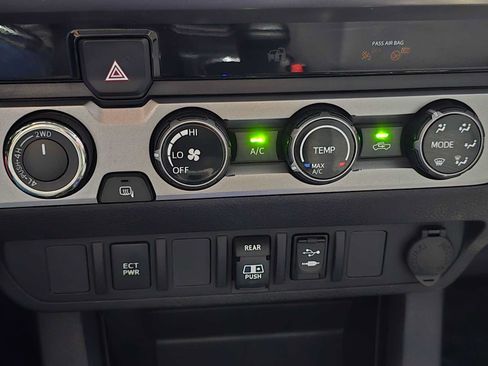 Used 2018 Toyota Tacoma SR5 AWD/4WD image 15