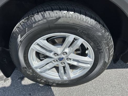 Used 2022 Ford Explorer XLT w/ Equipment Group 202A AWD/4WD image 9