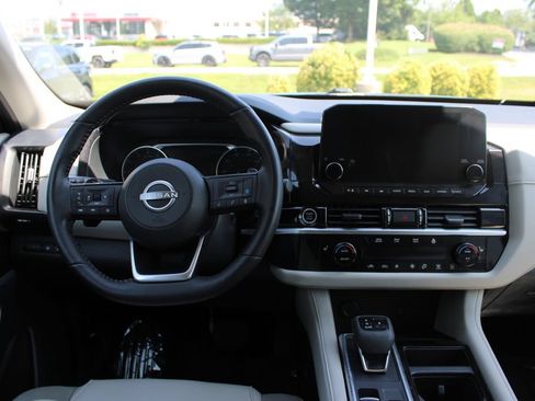 Used 2022 Nissan Pathfinder SL AWD/4WD image 13