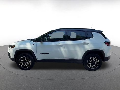Used 2025 Jeep Compass Trailhawk AWD/4WD image 9