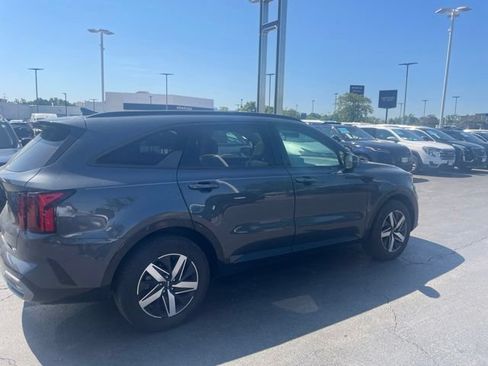 Used 2023 Kia Sorento EX w/ Panoramic Sunroof Package FWD image 2