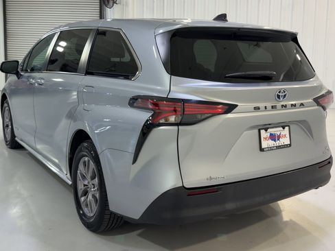 Used 2021 Toyota Sienna LE FWD image 8