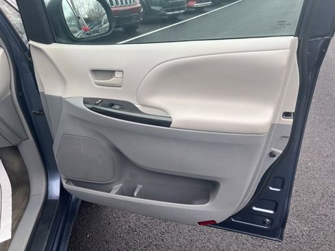 Used 2013 Toyota Sienna L image 21