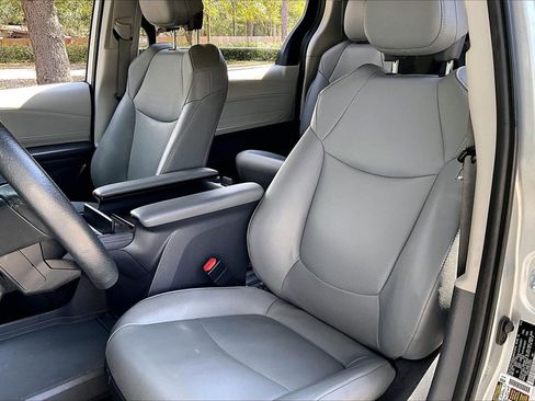 Used 2022 Toyota Sienna XLE image 18