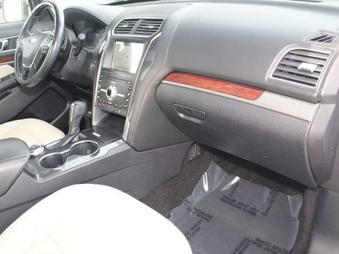 Used 2019 Ford Explorer Platinum image 29