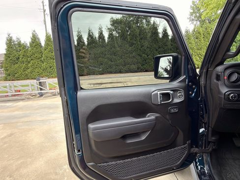 Used 2025 Jeep Gladiator Rubicon w/ Safety Group AWD/4WD image 11