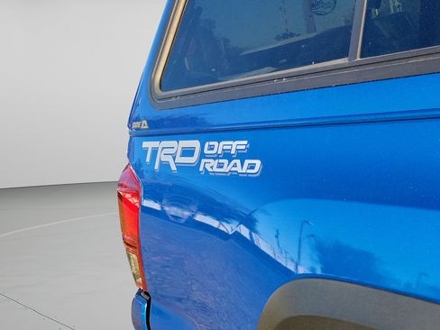 Used 2017 Toyota Tacoma TRD Off-Road w/ Premium & Technology Package image 16