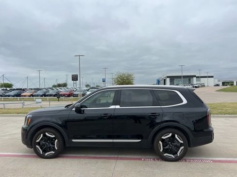 Used 2024 Kia Telluride EX w/ EX Captain's Chair Package image 3