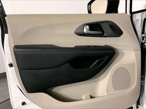 Used 2024 Chrysler Pacifica Touring-L FWD image 25