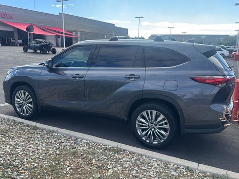 Used 2023 Toyota Highlander Platinum image 4