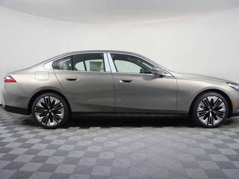 Used 2026 BMW 530i xDrive w/ Premium Package AWD/4WD image 7