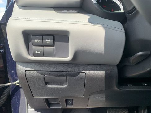 Used 2024 Toyota Highlander XLE AWD/4WD image 31