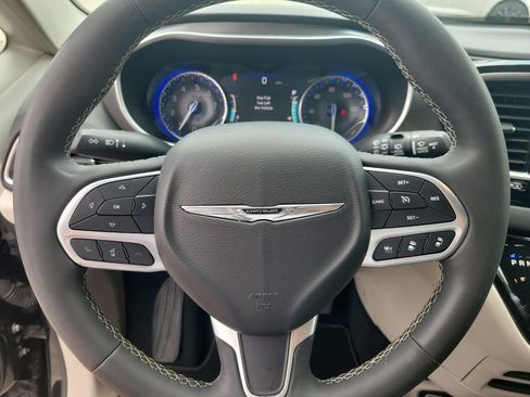 Used 2024 Chrysler Pacifica Touring-L FWD image 16