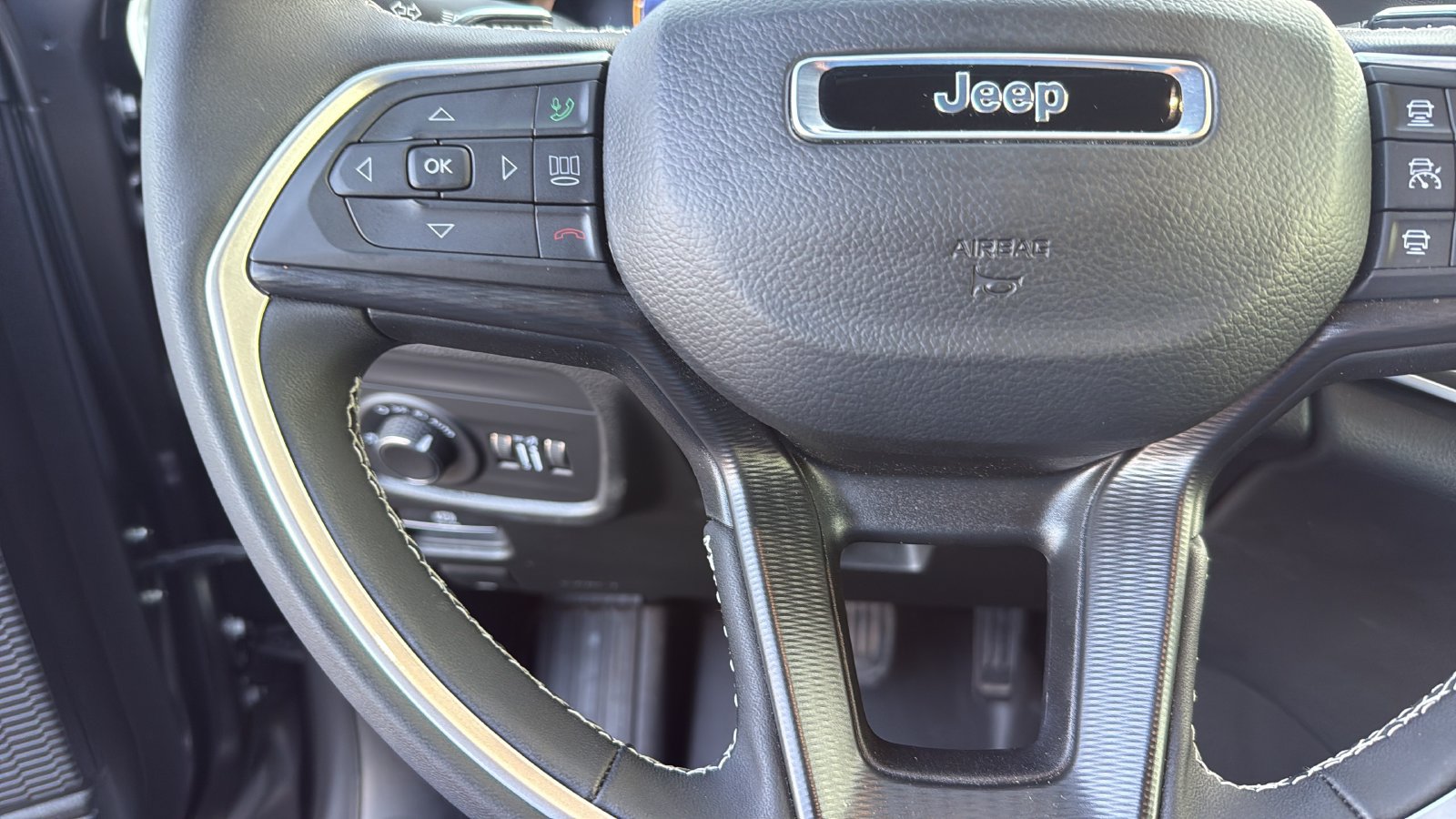 Used 2025 Jeep Grand Cherokee Laredo X w/ Luxury Tech Group I AWD/4WD image 16