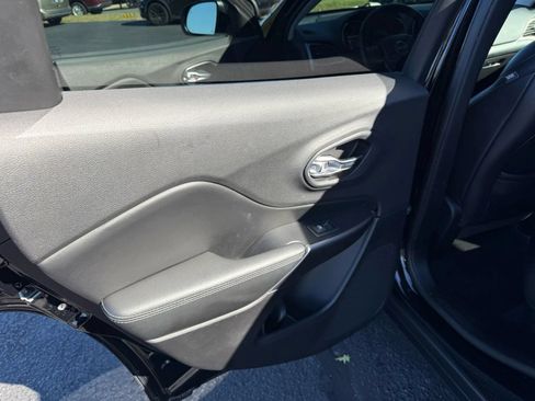 Used 2019 Jeep Cherokee Limited AWD/4WD image 30