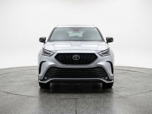Used 2025 Toyota Highlander XSE AWD/4WD image 2