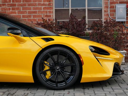 Used 2023 McLaren Artura RWD image 7