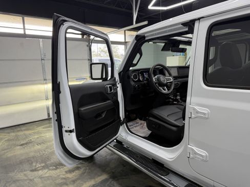 Used 2024 Jeep Wrangler Unlimited Sahara AWD/4WD image 8