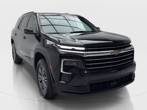 Used 2025 Chevrolet Traverse LT AWD/4WD image 2
