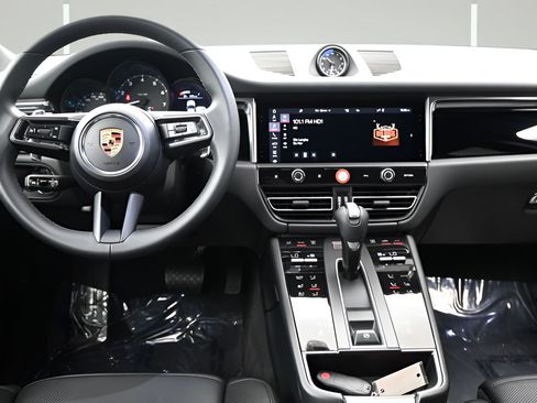 Certified 2025 Porsche Macan AWD/4WD image 8
