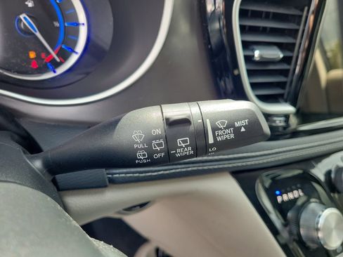 Used 2023 Chrysler Pacifica Touring-L FWD image 32