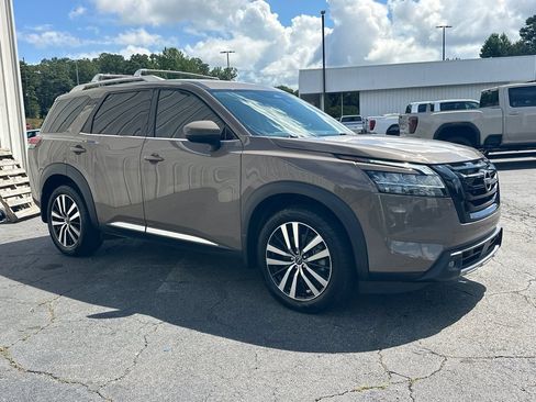 Used 2023 Nissan Pathfinder Platinum AWD/4WD image 4