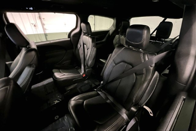 Used 2025 Chrysler Pacifica Select FWD image 23