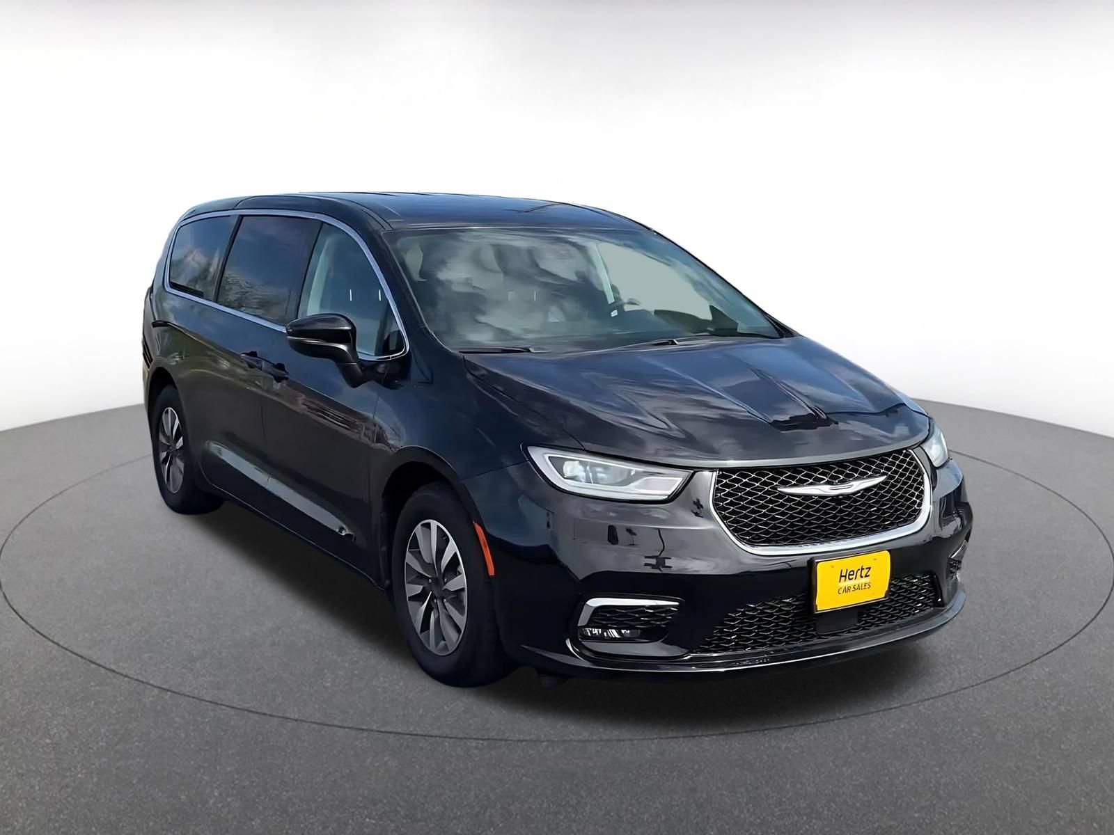 Used 2023 Chrysler Pacifica Touring-L FWD image 3