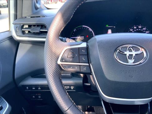 Used 2023 Toyota Sienna XLE Woodland Edition AWD/4WD image 24