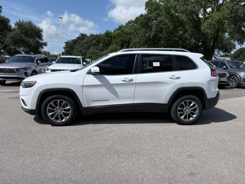 Used 2019 Jeep Cherokee Latitude Plus w/ Cold Weather Group FWD image 3