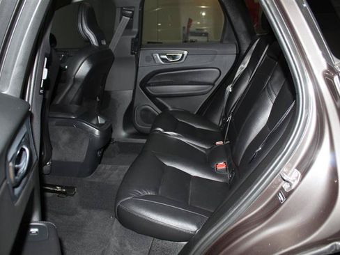Used 2022 Volvo XC60 B5 Momentum w/ Protection Package Premier FWD image 26