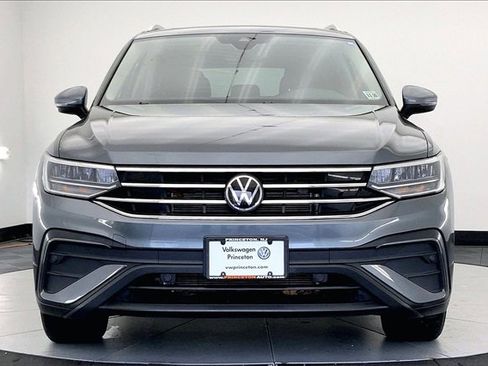 Used 2022 Volkswagen Tiguan SE w/ Panoramic Sunroof Package image 3
