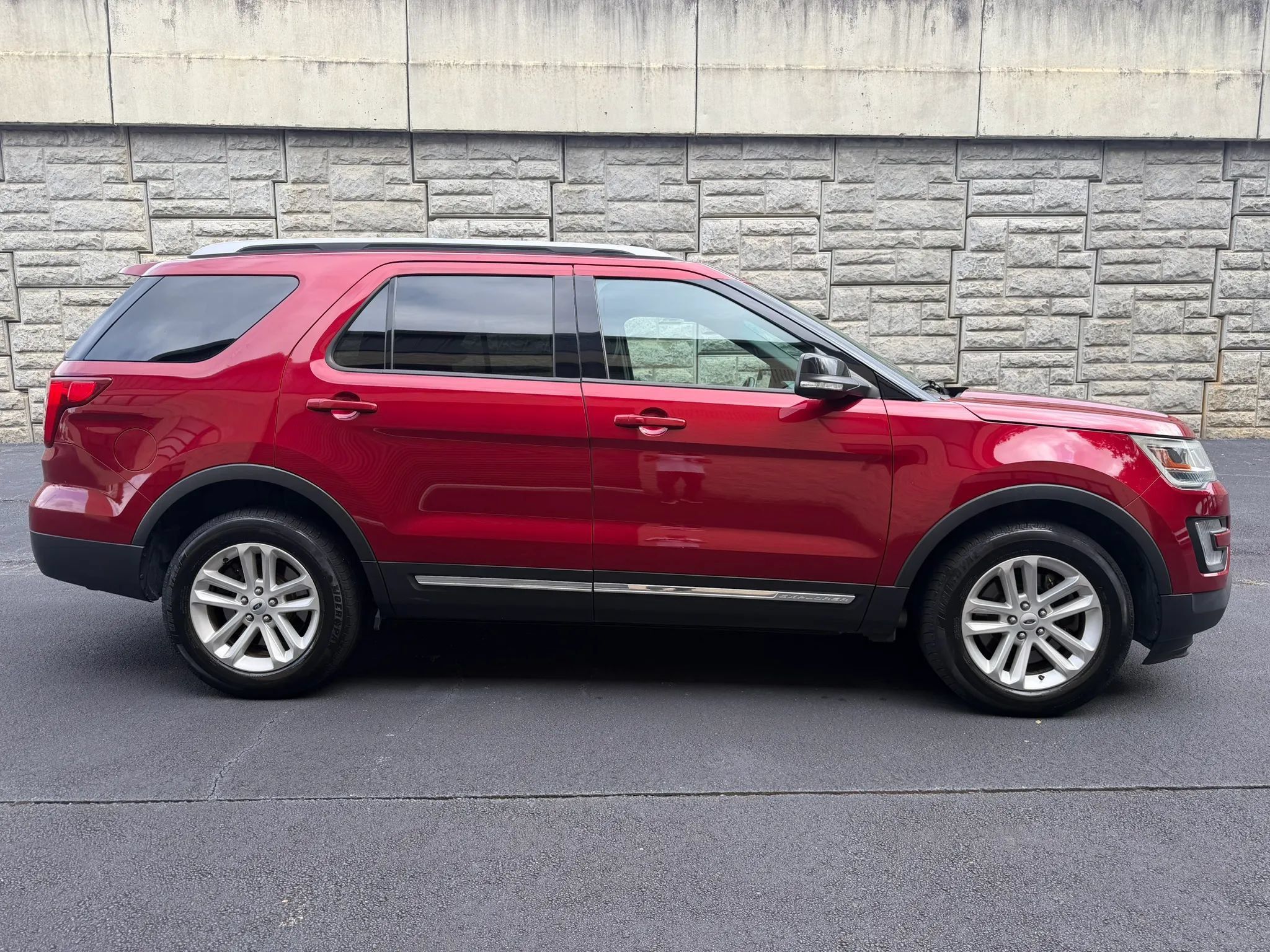 Used 2017 Ford Explorer XLT w/ Equipment Group 202A FWD image 6